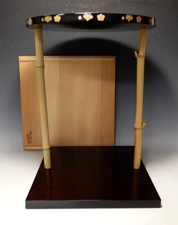 塗師 辻石斎 溜塗梅蒔絵三友棚